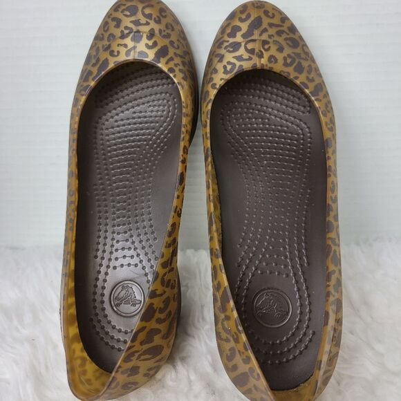 Crocs  Carlisa Womens Mini Wedge Shoes Size 8 Slip On Closed Toe Leopard Print - Picture 8 of 11